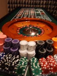 Dealer profesional di studio Live Blackjack rakyat slot dengan kartu dan chip